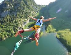 开云官网-时空折叠的终场哨，当阿拉巴在NBA赛场踢进制胜任意球