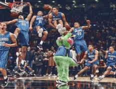 开云体育-魔法暂停，当广州塔尖触达美航中心穹顶时，詹姆斯投出那颗篮球