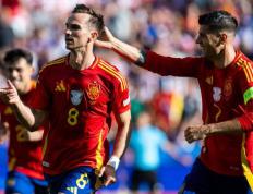 开云体育-比赛中出现激烈逆转，球队庆祝惊险胜利