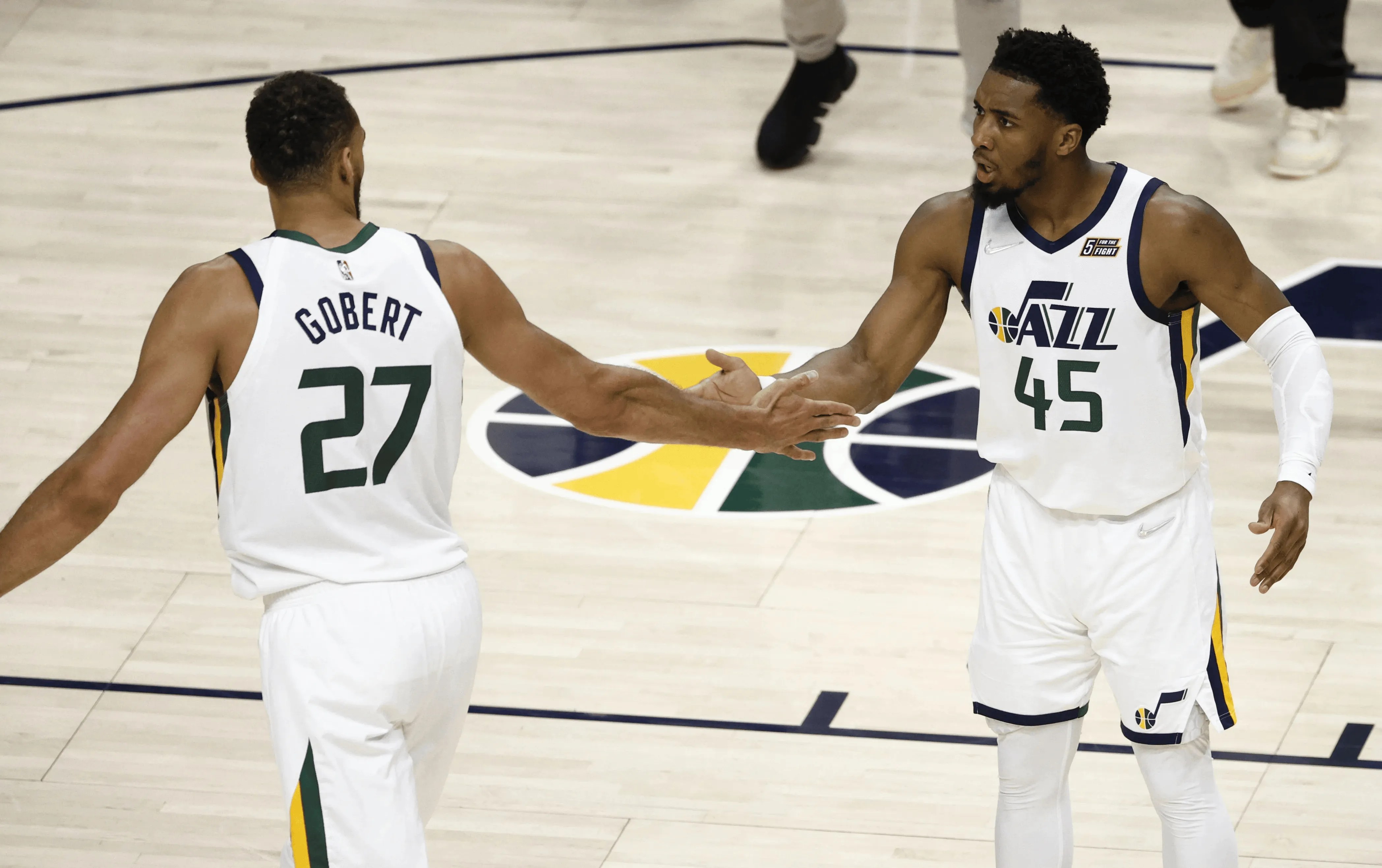 开云体育平台APP-爵士击败掘金，戈贝尔高效护筐成为比赛关键的简单介绍