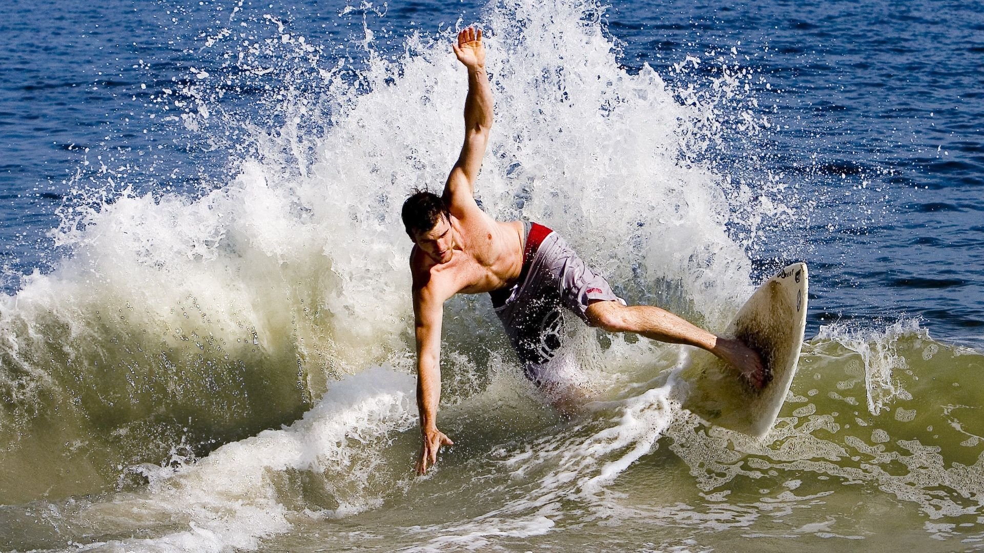 开云体育-魔法暂停,当广州塔尖触达美航中心穹顶时,詹姆斯投出那颗篮球